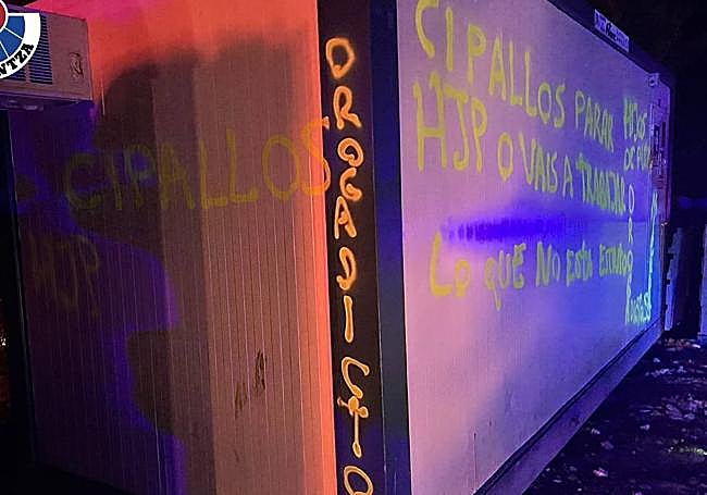 Caseta de obra en Errenteria con pintadas contra la Ertzaintza.