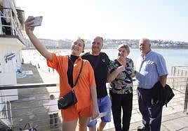 Una familia procedente de Huelva se retrata en el Náutico durante su visita.