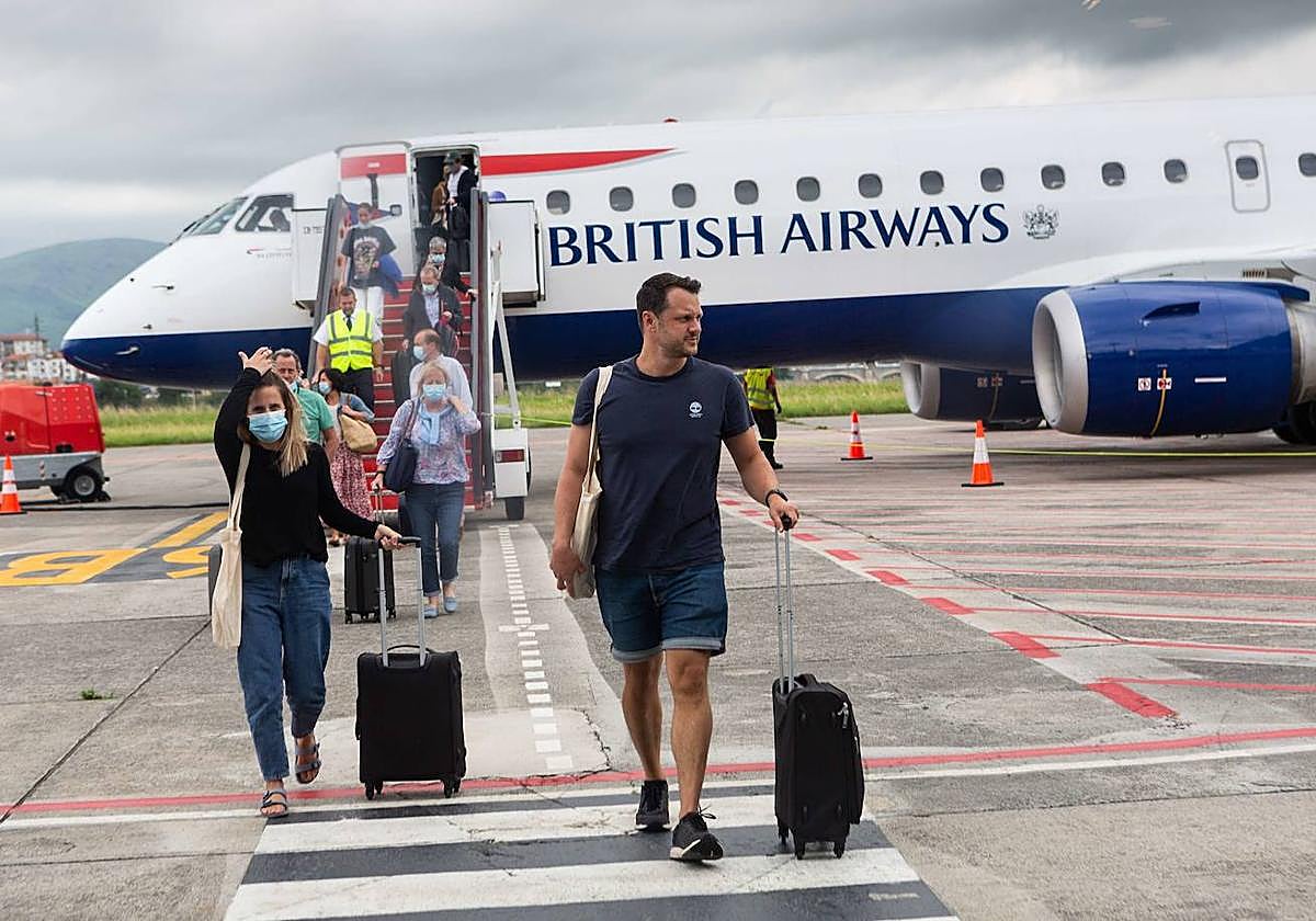 Pasajeros de un vuelo entre Londres y San Sebastián, bajando del avión en Hondarribia.