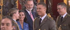 Escena en la que Leonor y los Reyes saludan a uno de los compañeros de la academia militar de Zaragoza.