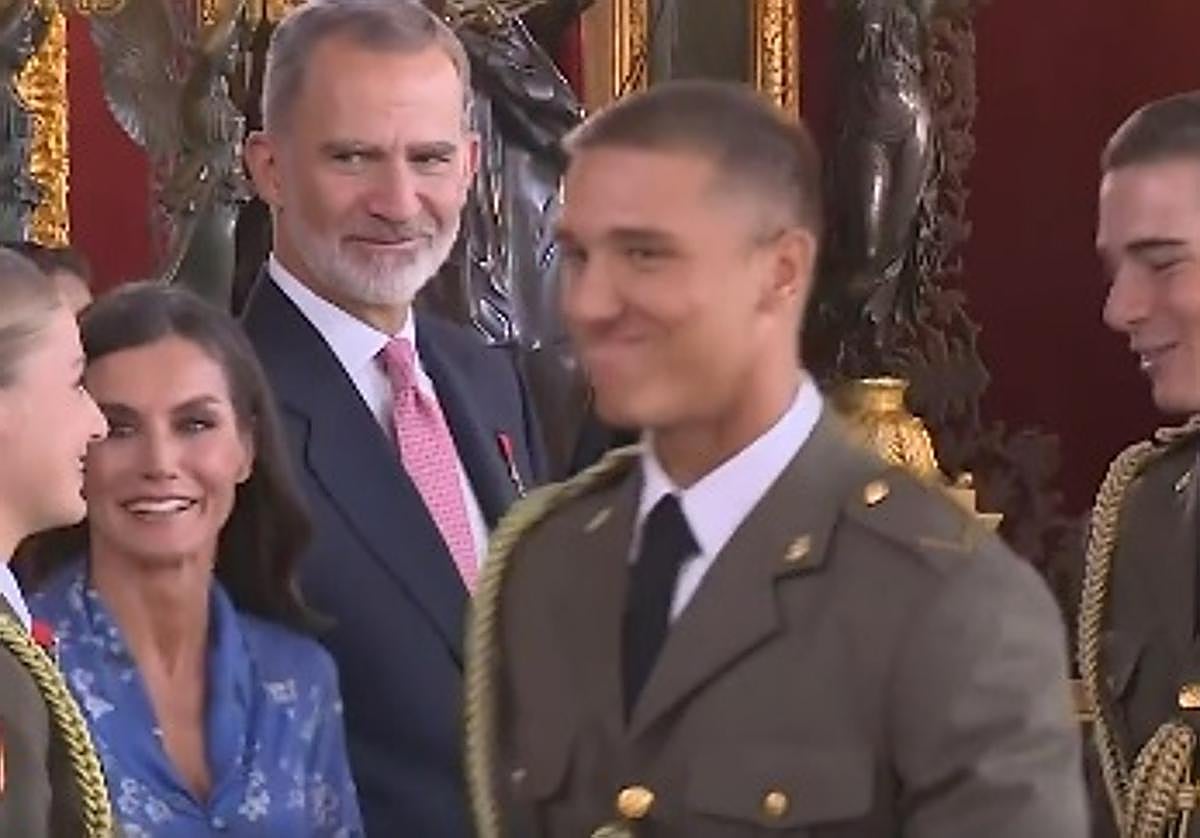 Escena en la que Leonor y los Reyes saludan a uno de los compañeros de la academia militar de Zaragoza.