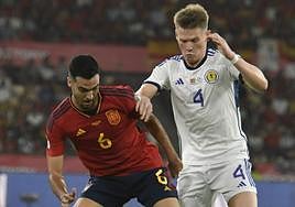 Mikel Merino protege el balón ante la presión de Scott McTominay en el encuentro entre España y Escocia de este jueves en La Cartuja (Sevilla).