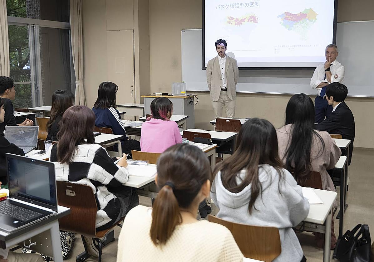 Iñigo Urkullu, de pie junto al profesor de euskera, en una clase en Japón.