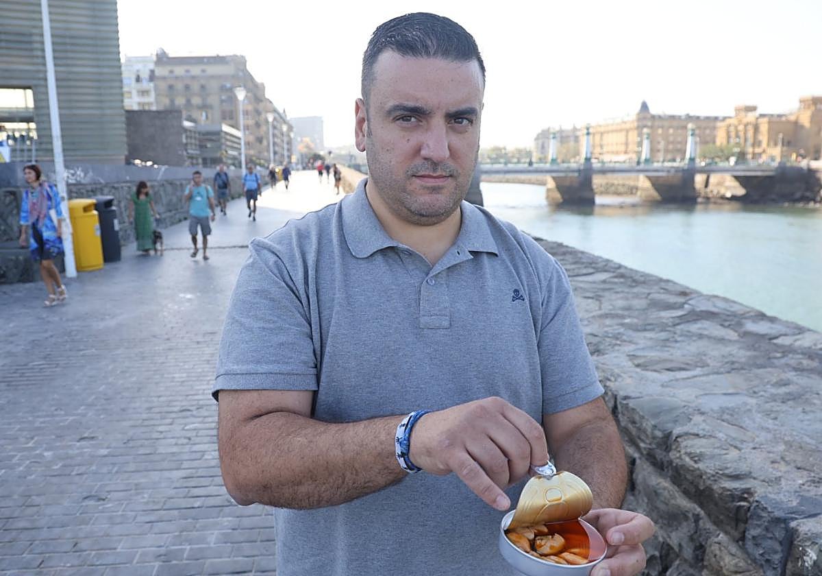 El maestro conservero Diego, con una lata de mejillones.