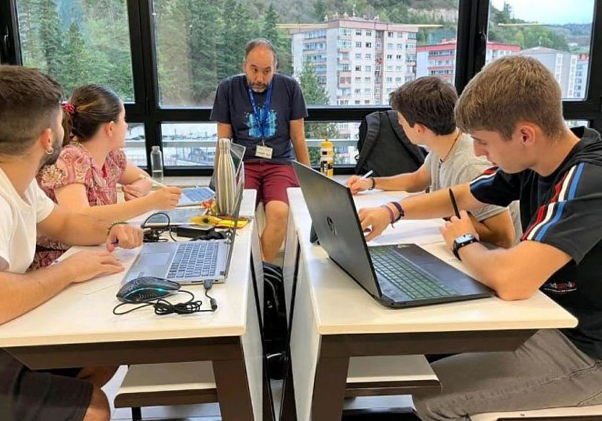 Un aula de la Escuela de Ingeniería de Gipuzkoa (UPV) con el profesor dictando la clase los alumnos.