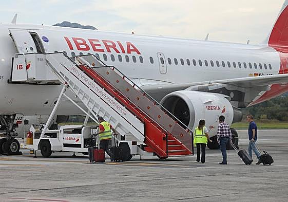 Pasajeros suben a un avión de Iberia este viernes en el aeropuerto de Hondarribia.