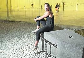 Nerea Arruti posa sonriente sentada en una piedra de arrastre de bueyes.