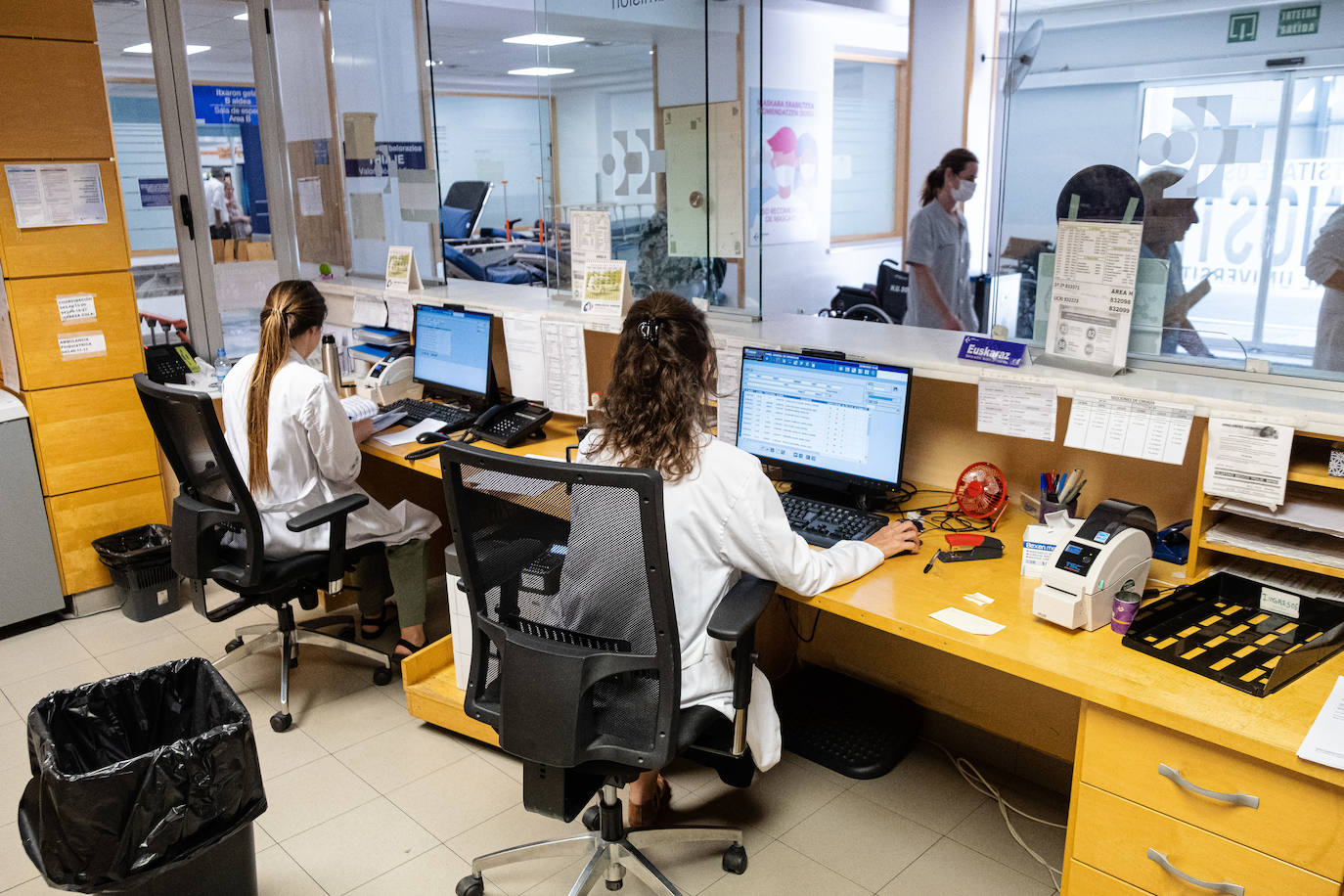 El personal de administración recibe un goteo incesante de pacientes desde primera hora, que se intensifica a partir del mediodía. 