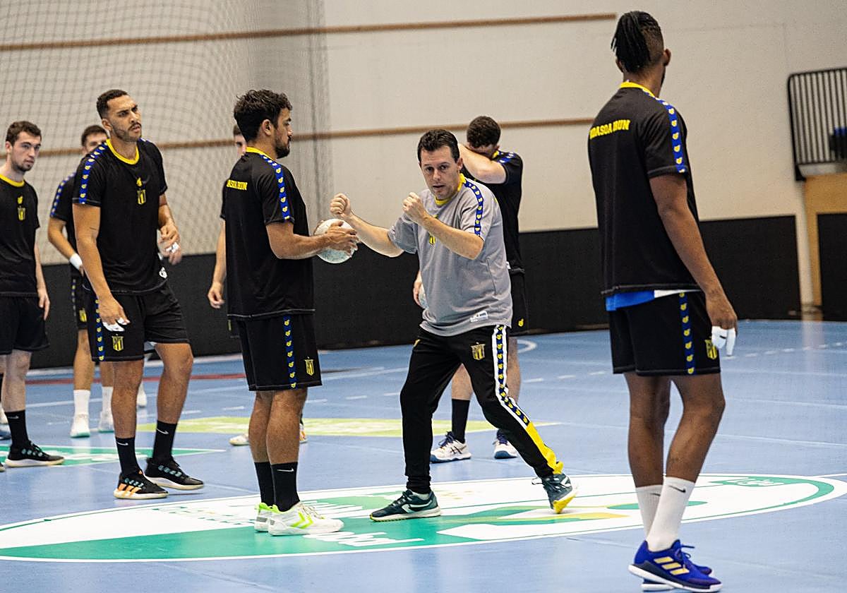 Rodrigo Salinas, máximo goleador del Bidasoa, junto a Cuétara.