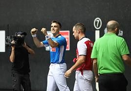 Jon Ander Peña celebra la victoria en presencia de un Aitor Elordi cabizbajo.