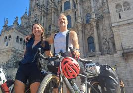 Helena Urraca e Iñaki Navascués, satisfechos tras haber completado el Camino de Santiago.