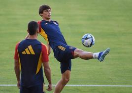 Le Normand controla el esférico durante un entrenamiento de esta presente semana con la selección.