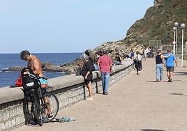 El buen tiempo sigue permitiendo que la gente disfrute del sol en paseos como el de Sagüés en Donostia.