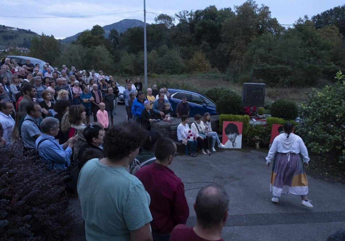 Homenaje ante el monolito en recuerdo de Lasa y Zabala en Tolosa.