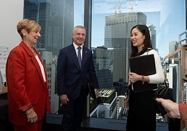 Arantxa Tapia y el lehendakari Iñigo Urkullu, durante el encuentro con instituciones y empresas en Tokio.