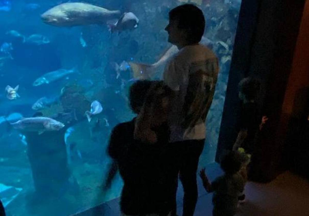 Ion Aramendi, con sus tres hijos en el Aquarium de San Sebastián.