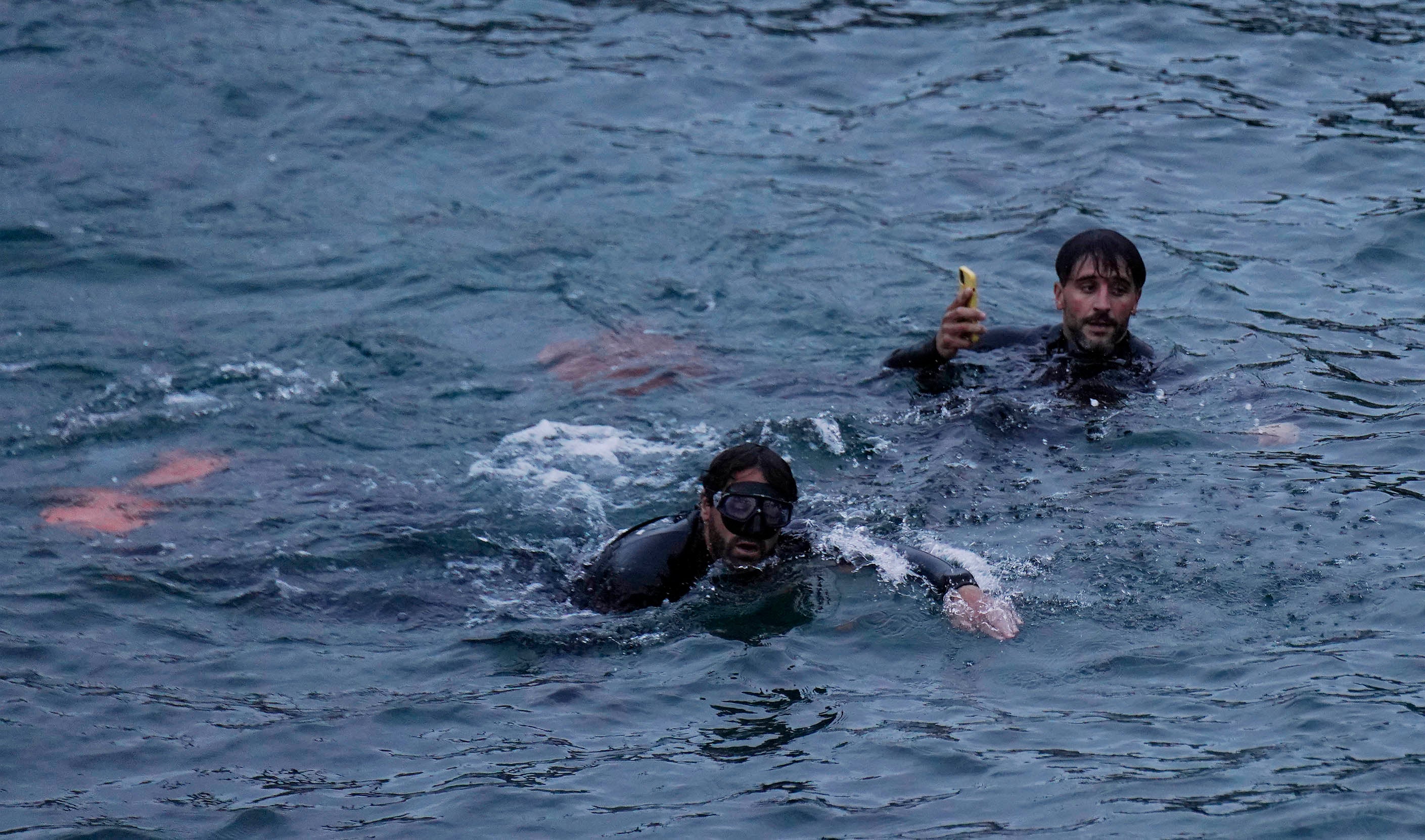 Los bomberos, tras sacar el móvil del Urumea el pasado domingo.