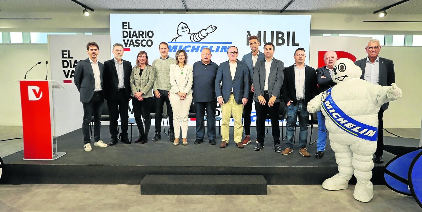 Foto de 'familia' de los ponentes, junto al presentador del acto, organizadores, y varios de los patrocinadores del acto.