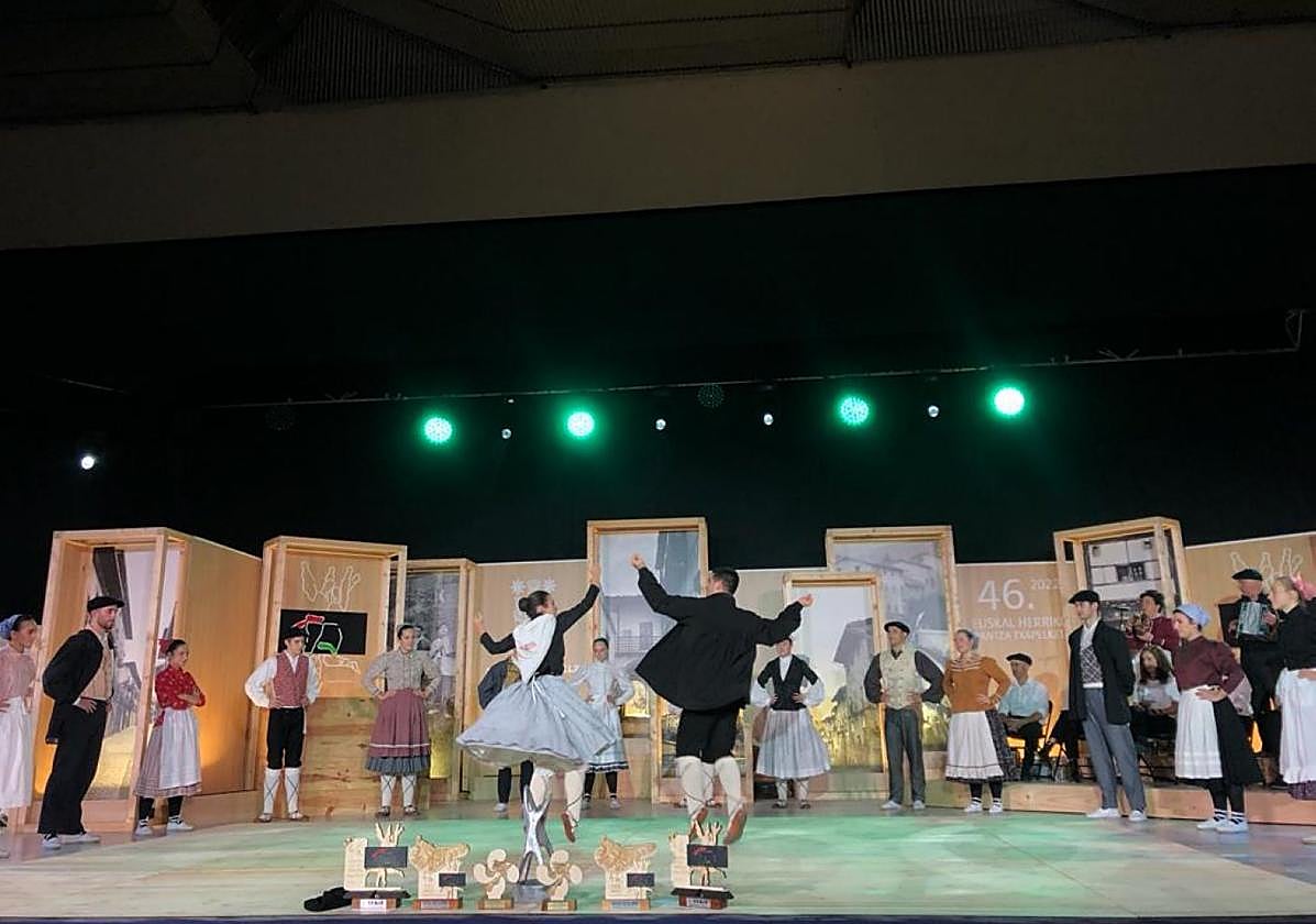 Saioa Galarraga eta Iker Murgiondo, 2022ko Euskal Herriko Dantza Txapelketako bikote irabazlea Seguran.