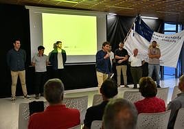 Jon Olasagasti se dirige al más de centenar de personas que acudieron a Arraunetxea.