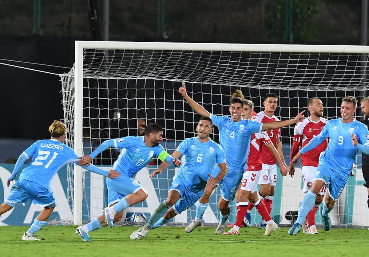 Alegría desbordante en San Marino tras el gol de Alessandro Golinucci ante Dinamarca.