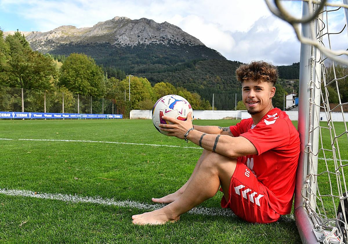 Mario Soriano posa ayer en el campo de entrenamiento de Atxabalpe.
