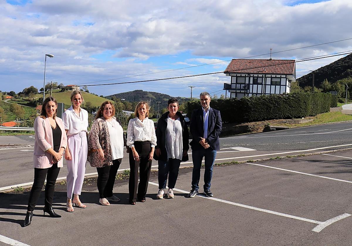 La diputada general de Gipuzkoa, Eider Mendoza, junto a la alcaldesa de Deba, Alazne Txurruka en la zona de la curva de Itziar que se remodelará en 2024.