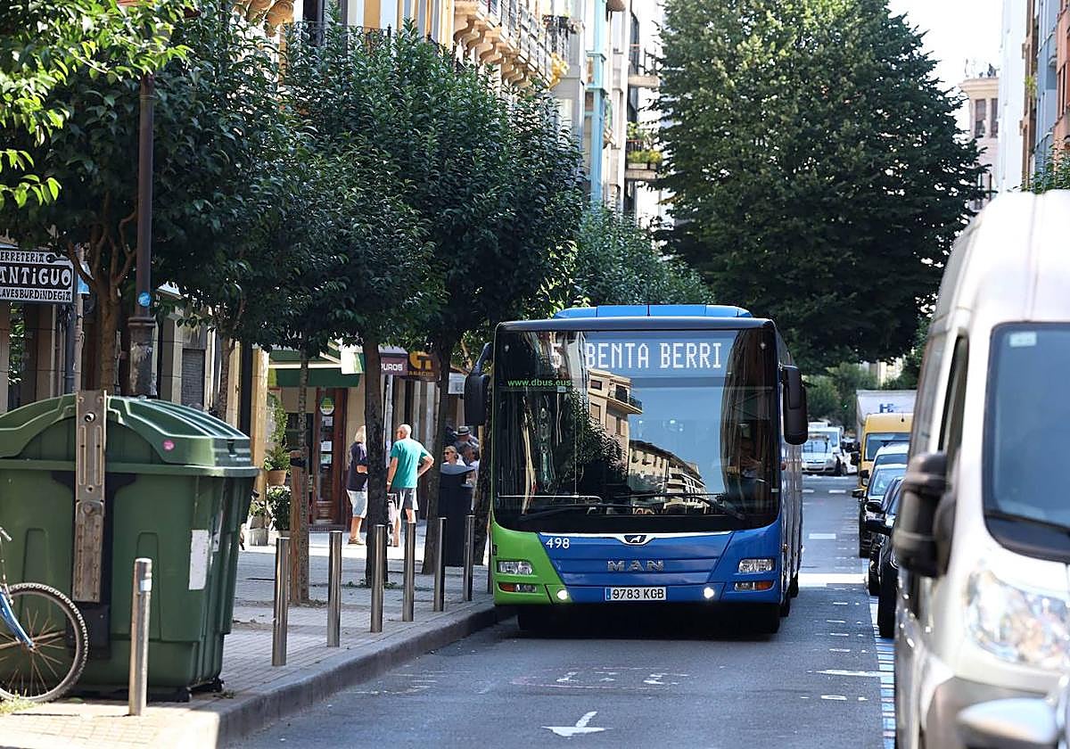 Un autobús de DBus en el centro de San Sebastián