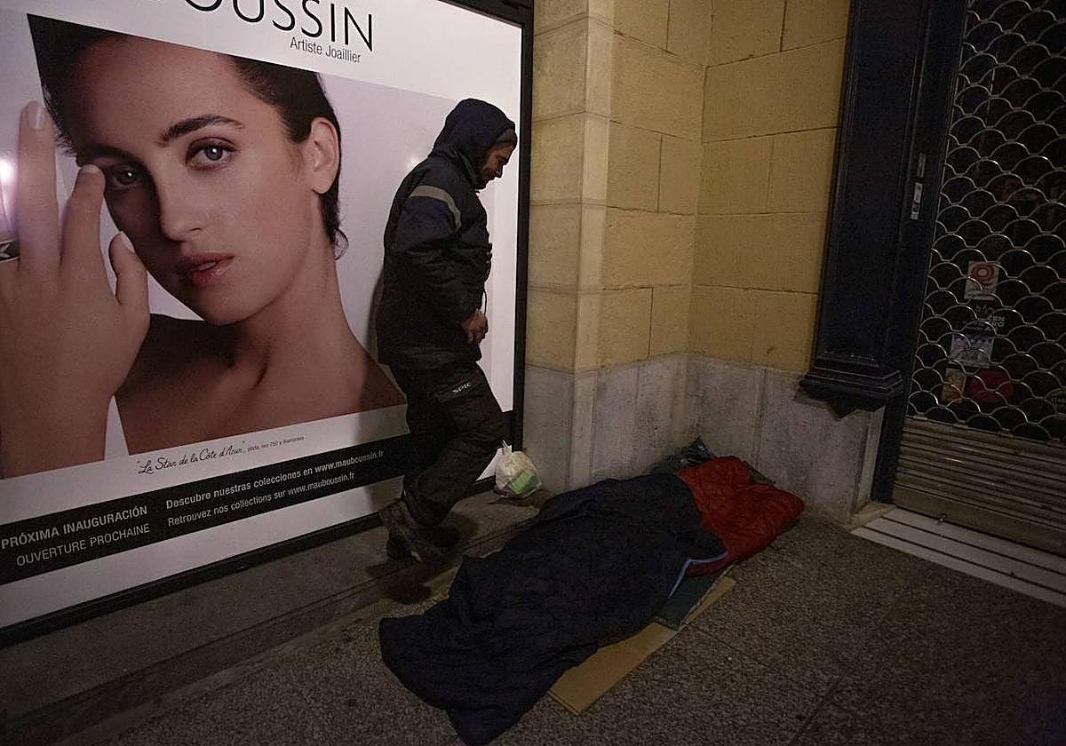 Una persona durmiendo en la calle en Donostia.