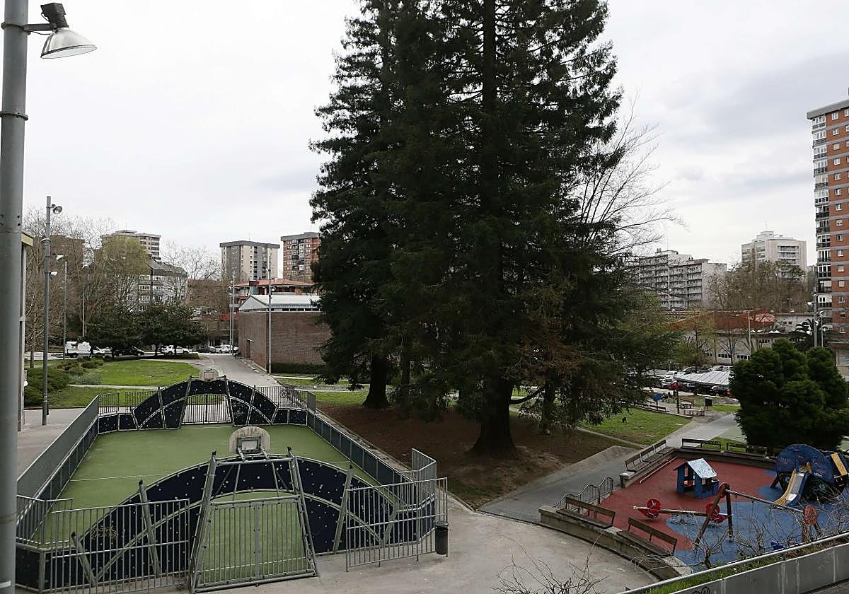 Imagen actual del parque, con la cancha deportiva y los juegos infantiles en primer término.