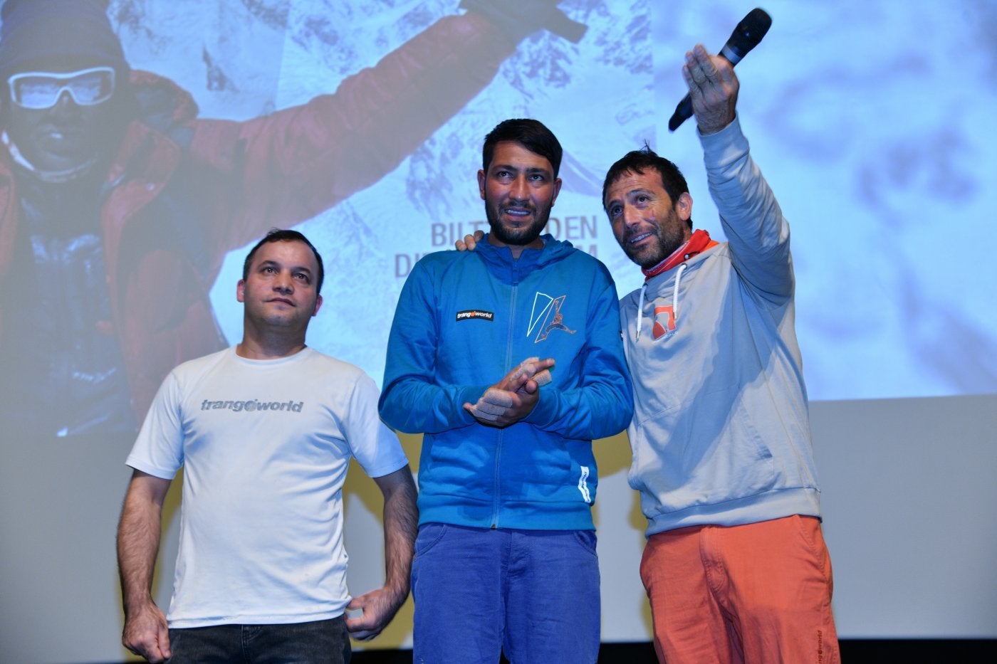 Ghulam Murtaza, flanqueado por su compatriota Akhond Ishaq (izda.) y el montañero Alex Txikon (dcha.) durante el acto de este jueves en Azpeitia.