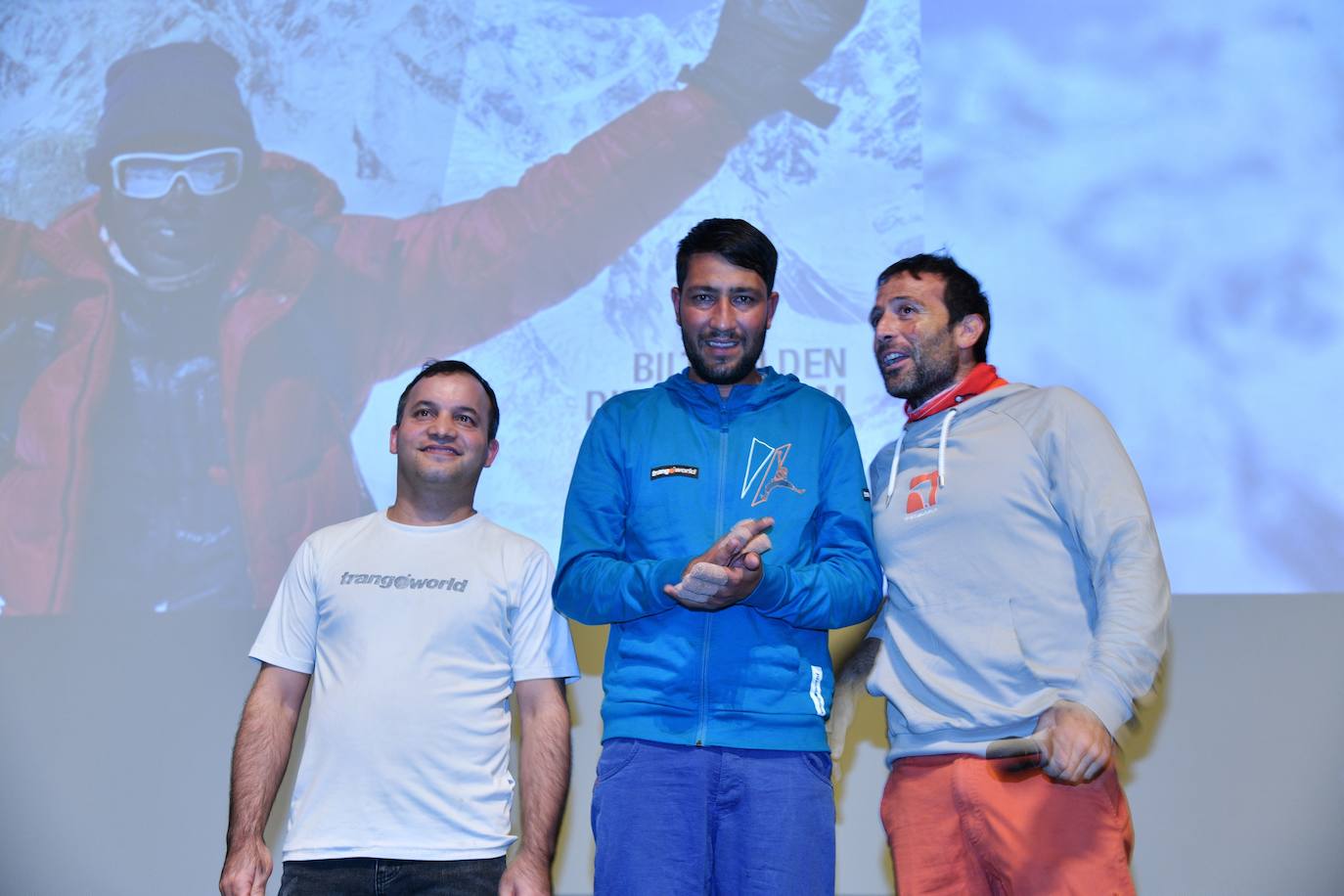 Ghulam Murtaza, con los dedos de sus manos ya operados, flanqueado por Mohamed Ishaq (izda.) y Alex Txikon (dcha.) en un acto el pasado jueves en Azpeitia.