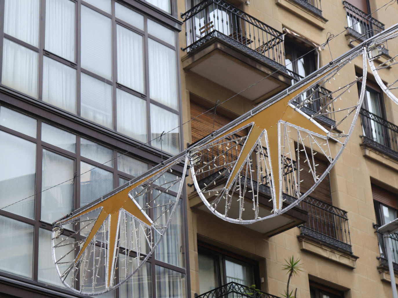 Donostia empieza a decorar de Navidad la ciudad