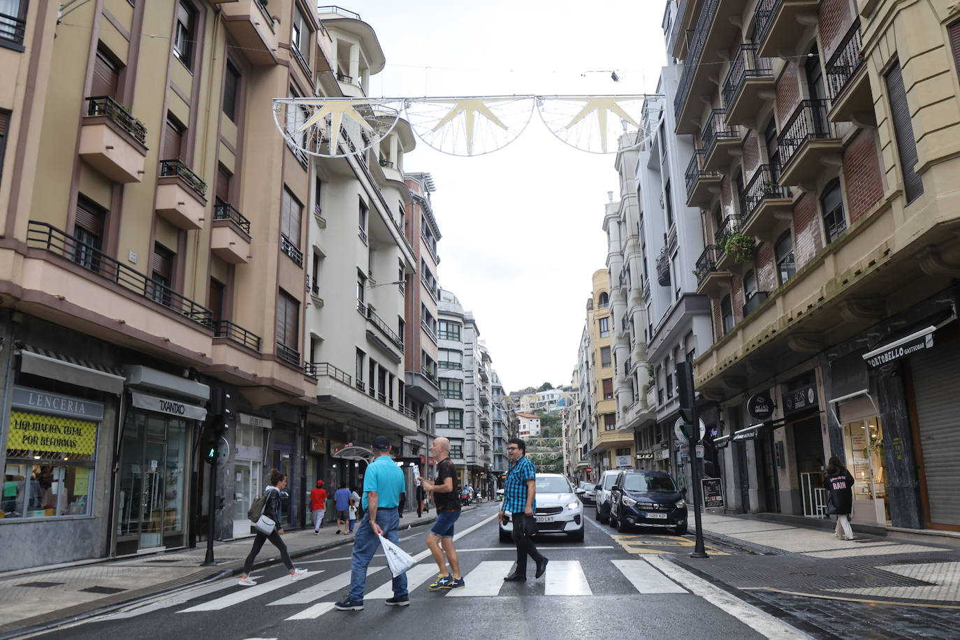 Donostia empieza a decorar de Navidad la ciudad