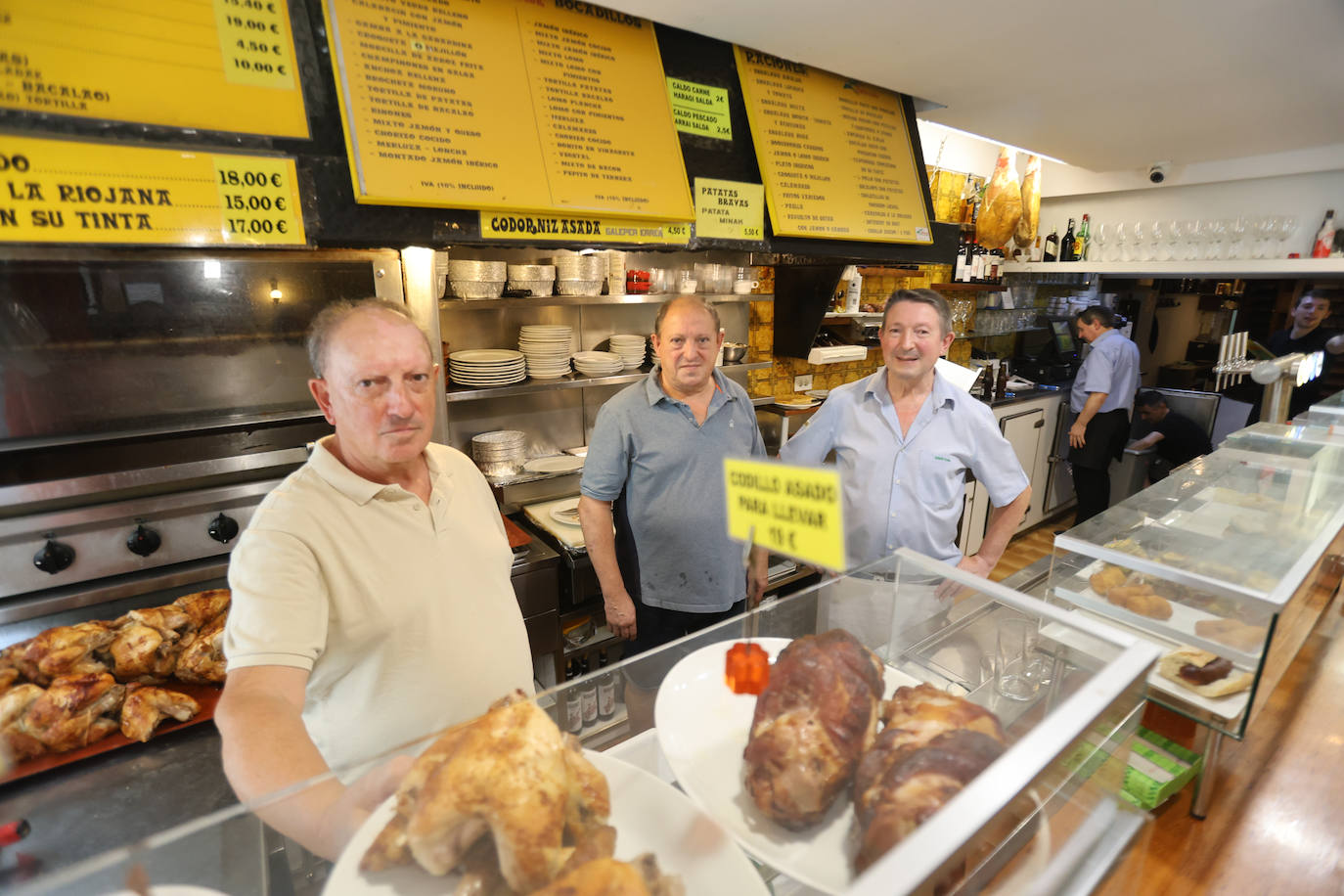Koldo, Kepa e Isaac Lertxundi, en las cocinas del Ama Lur.