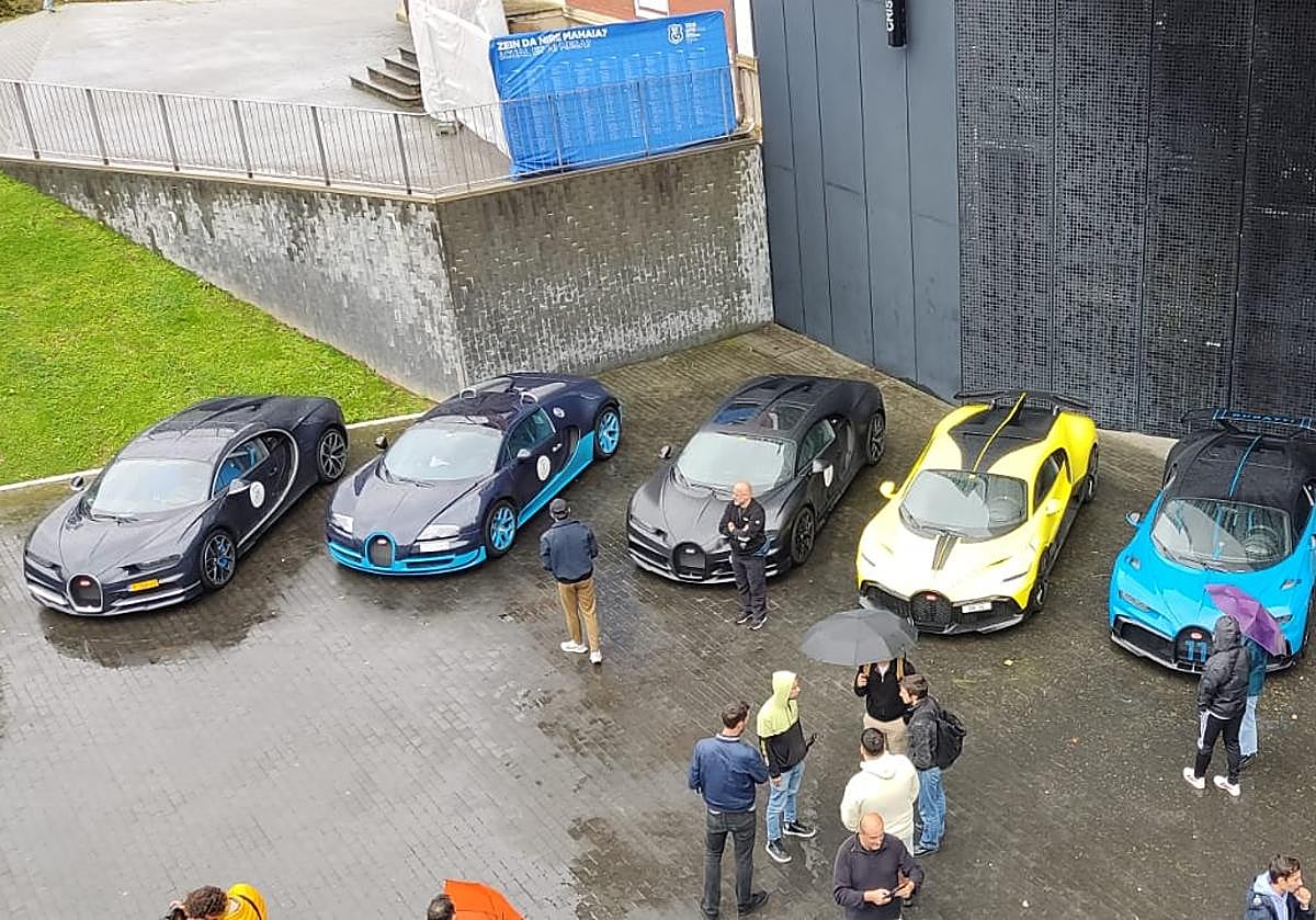 Imagen principal - Los distintos Bugatti aparcados delante del museo Balenciaga.