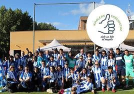 Los jugadores de la Real que compiten en la Liga Genuine posan con los aficionados que han fundado una nueva peña.