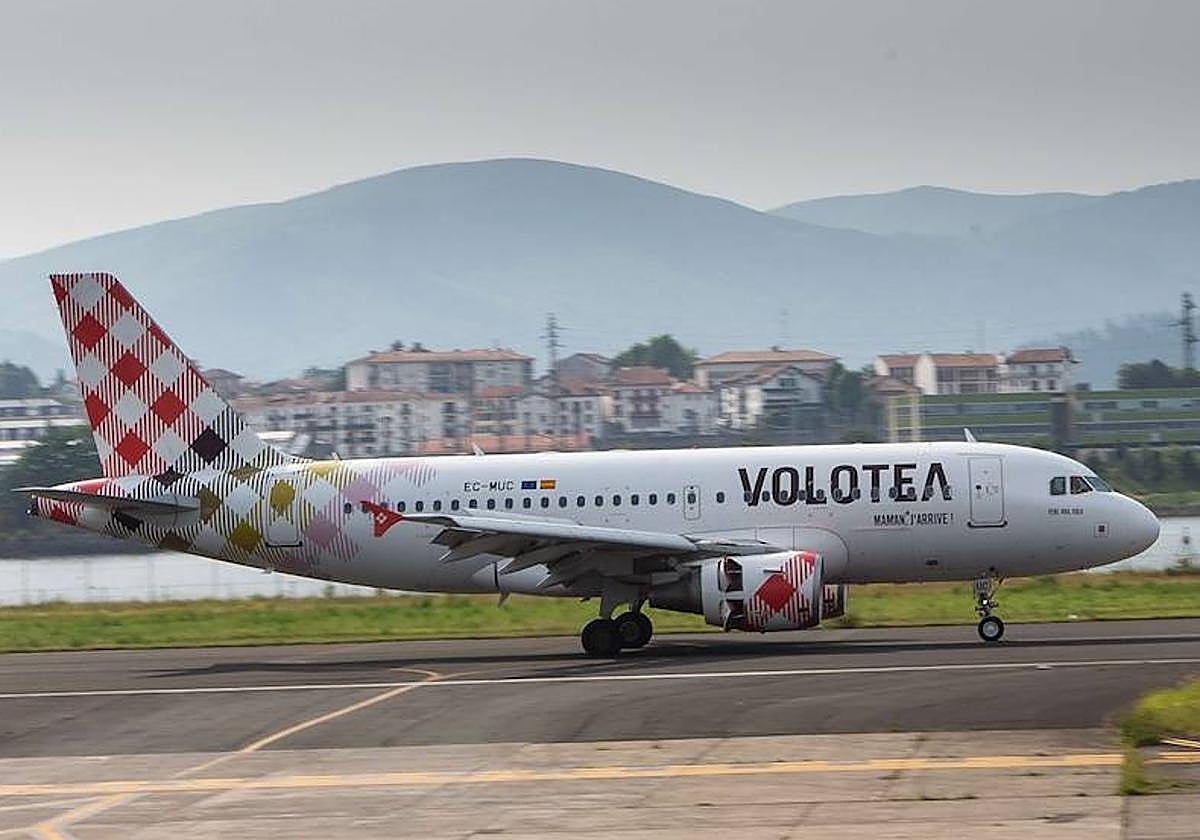 Imagen de archivo de un avión de la compañía Volotea en el Aeropuerto de Hondarribia.