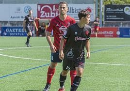 El atacante del Touring, Ignacio Bernal, ante un adversario del Anaitasuna.