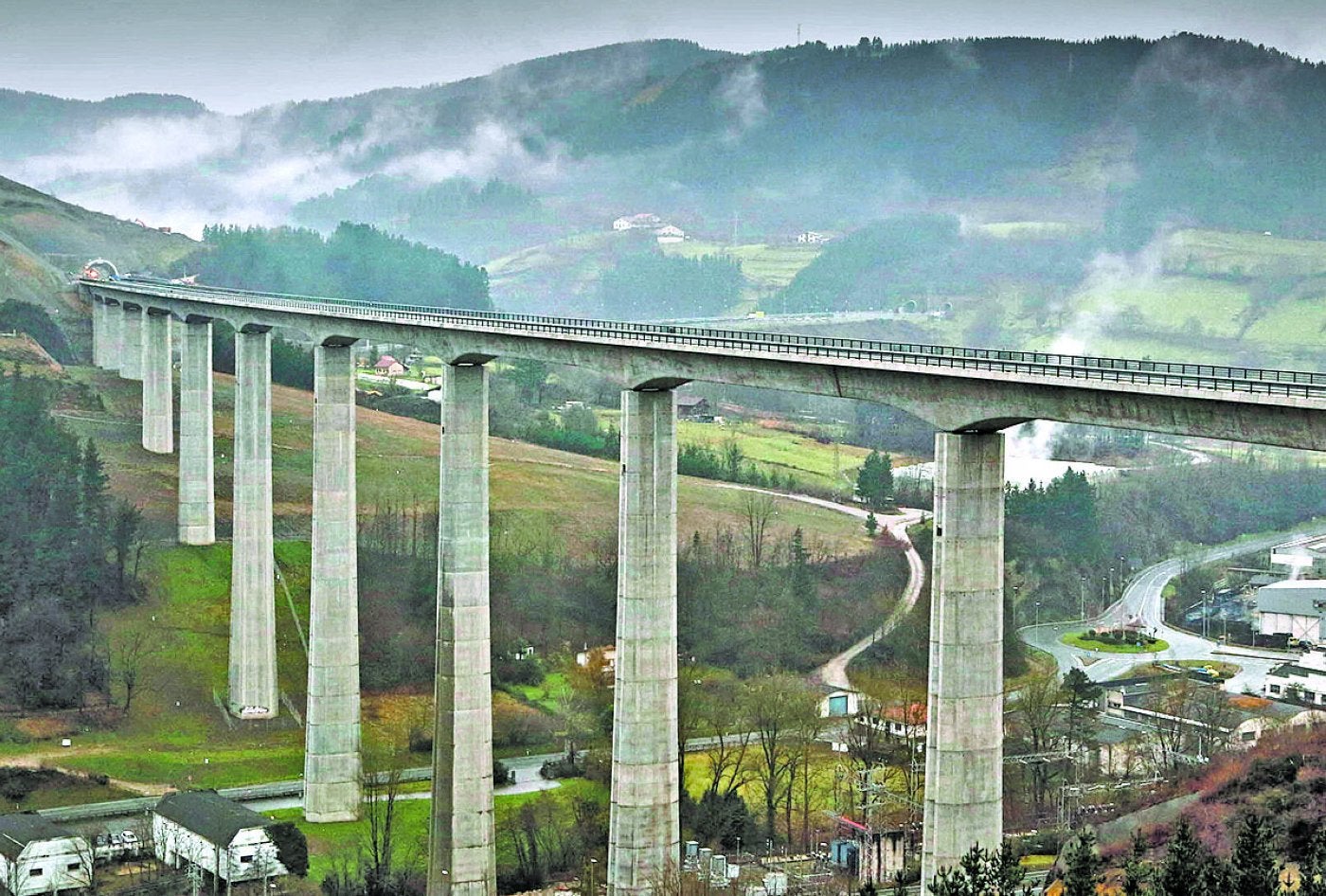 Viaducto ya culminado que permitirá al TAV atravesar el entorno de Bergara.