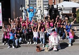 Varias de las personas voluntarias y colaboradoras de la asociación Juneren Hegoak celebraron y tomaron parte en las actividades.