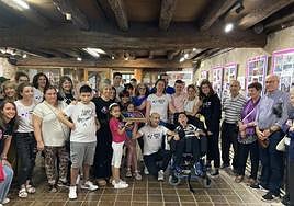 Yoli Martín, en el centro con camiseta azul, junto al resto de voluntarias y familias de Juneren Hegoak.