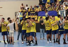 Los jugadores del Bidasoa Irun celebran una victoria en Artaleku.