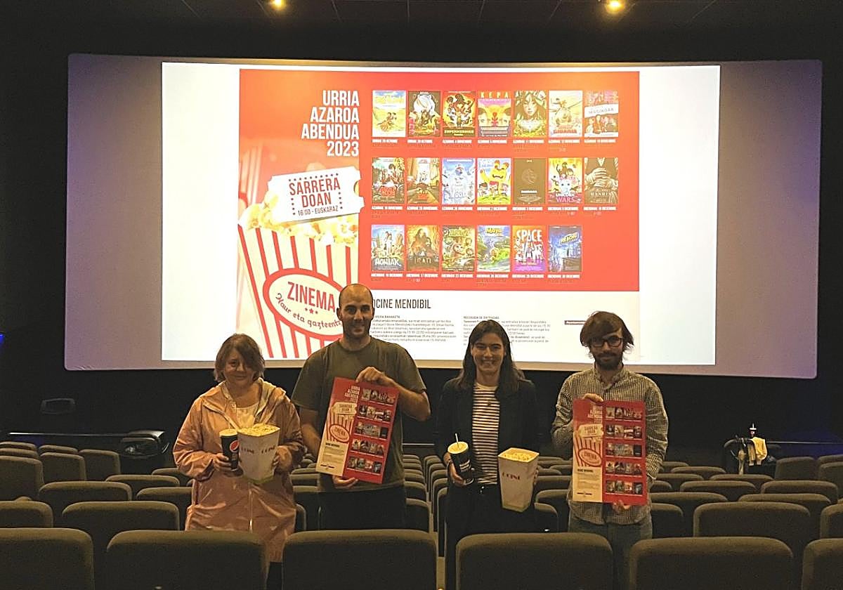 Josebe Araña, Iñigo Gaitón, Nuria Alzaga y Javier González este sábado, en la sala 3 de Ocine Mendibil, presentando la iniciativa.