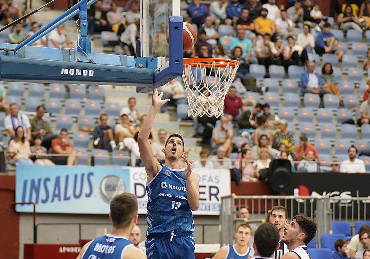 Ander Martínez lanza a canasta en el partido ante el Tizona en el Angulas Aguinaga Arena.