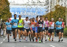 Participantes de la 5k de la Clásica Salto, frente al Reale Arena.