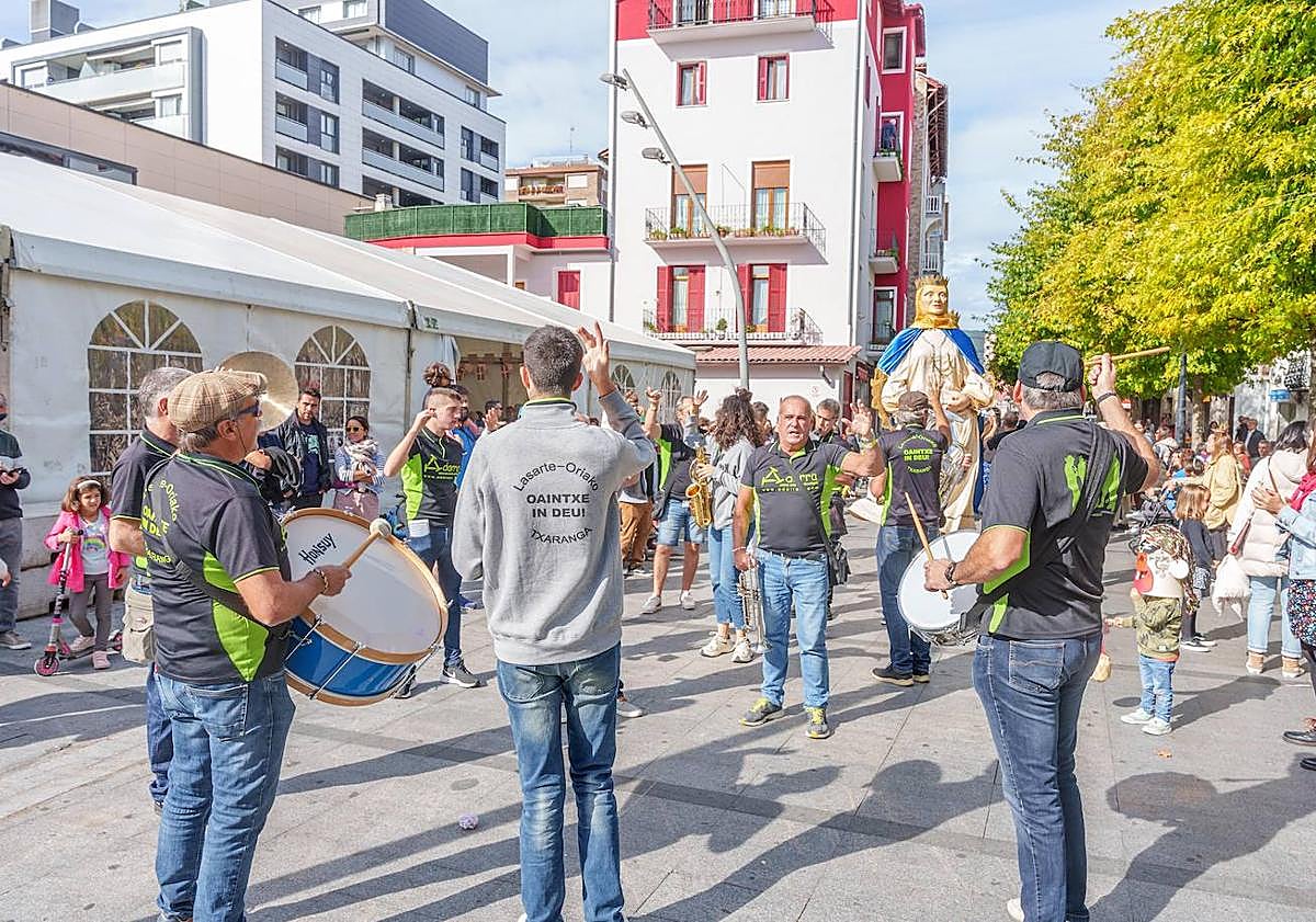 Imagen principal - Los vecinos disfrutaron del pasacalles de gigantes y cabezudos de Lozet y repusieron fuerzas con una buena paellada. 