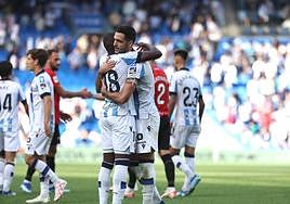 Mikel Merino abraza a Hamri Traoré.