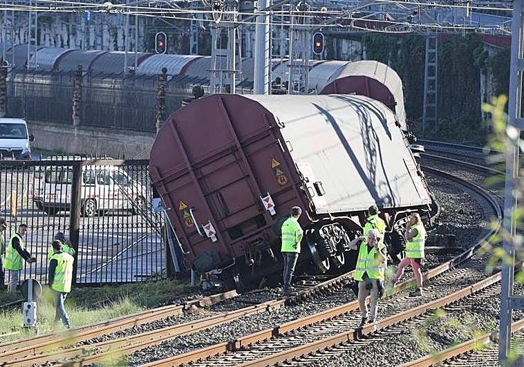 El tren accidentado esta mañana en la estación de Adif en Pasaia