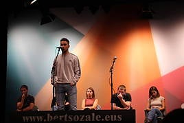 Unai Mendiburu algortarra Erandioko saioan kantari.